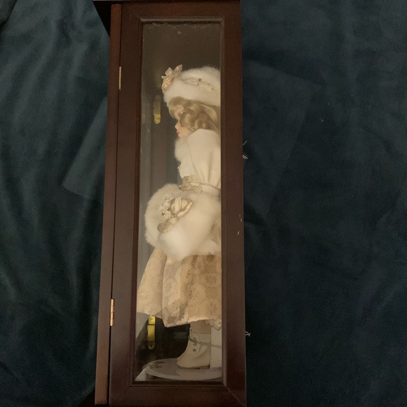 Toys 1999 Camellia Garden Collection Brass Key Victorian Porcelain